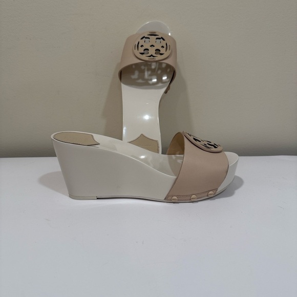 Tory Burch Cream and White 3-1/4” Wedge Sandals (sz 8.5) - Picture 2 of 8